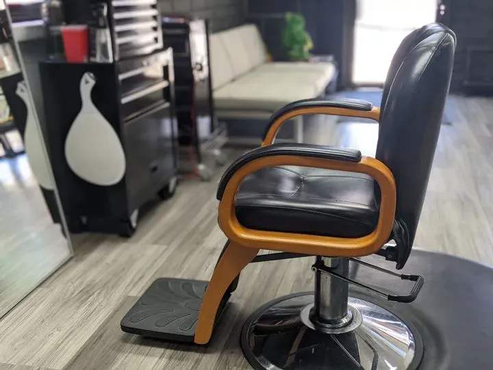 https://cdn.salonspotlight.com/photos/6xBRVUGlvt27WXdtsgMl/8d0e36d2-3d77-4c21-a1cd-0c50c3acb87a_720x720