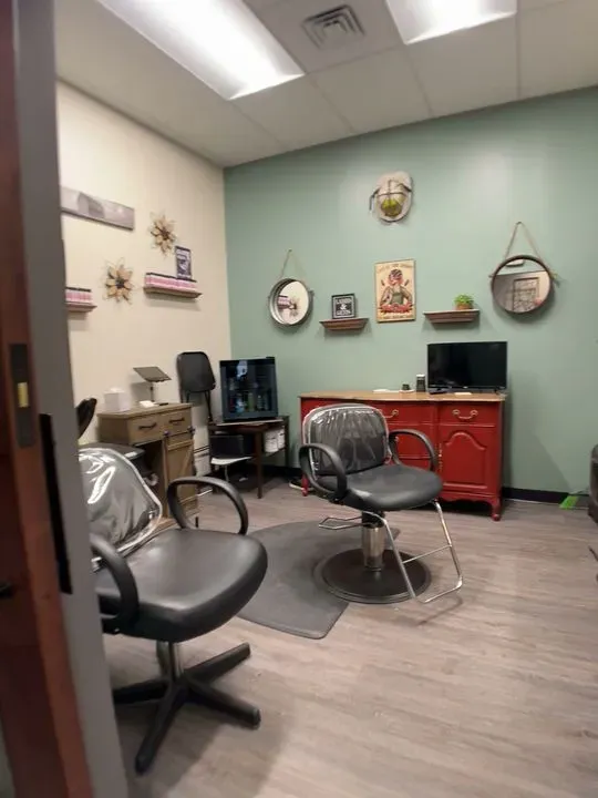 https://cdn.salonspotlight.com/photos/6y7D9JHich2fr3XuZjQW/68efef81-a562-48d6-b702-ce39ee3f5913_720x720