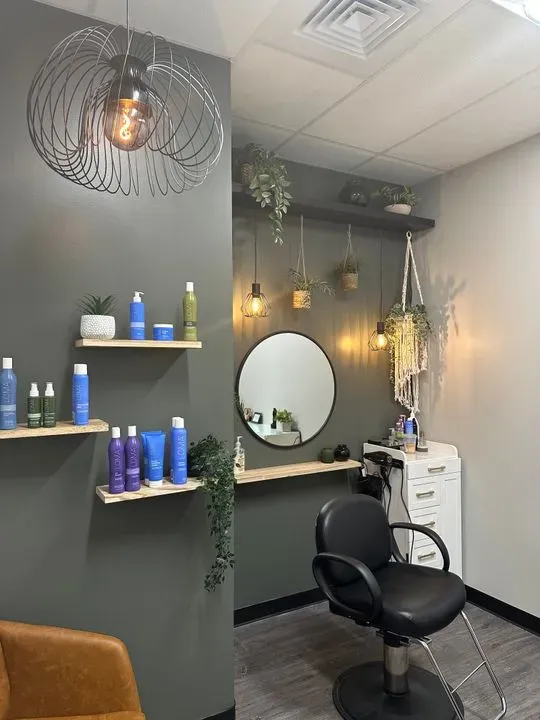 https://cdn.salonspotlight.com/photos/6y7D9JHich2fr3XuZjQW/cde07394-397a-4cdb-a5df-4904a5eb01d3_720x720