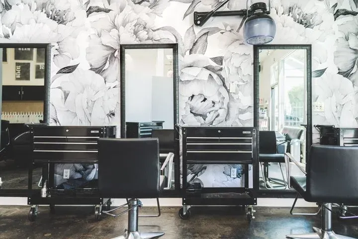 https://cdn.salonspotlight.com/photos/6zZm57iPsPOZYEW6zb15/d6fe1d2c-0607-40db-b241-08c20a9194bd_720x720