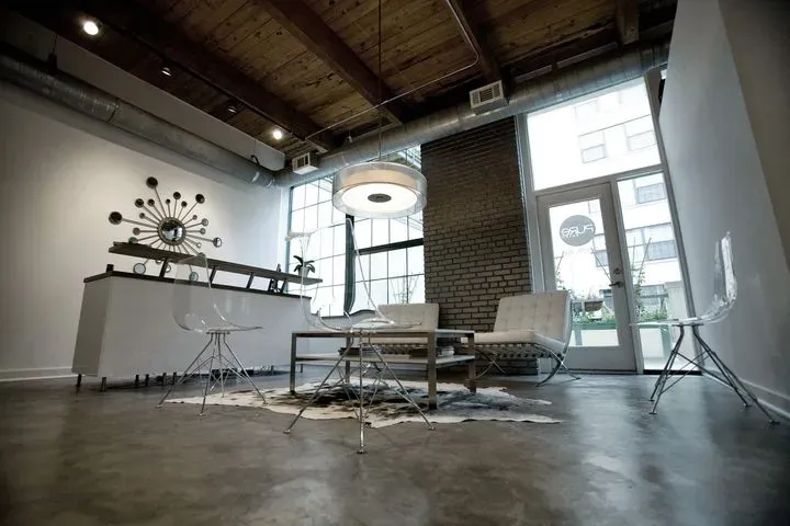 https://cdn.salonspotlight.com/photos/70UsWVDaK2w98l4SyIXh/de779cba-b5ea-4cca-942e-d6355ceb65f8_720x720