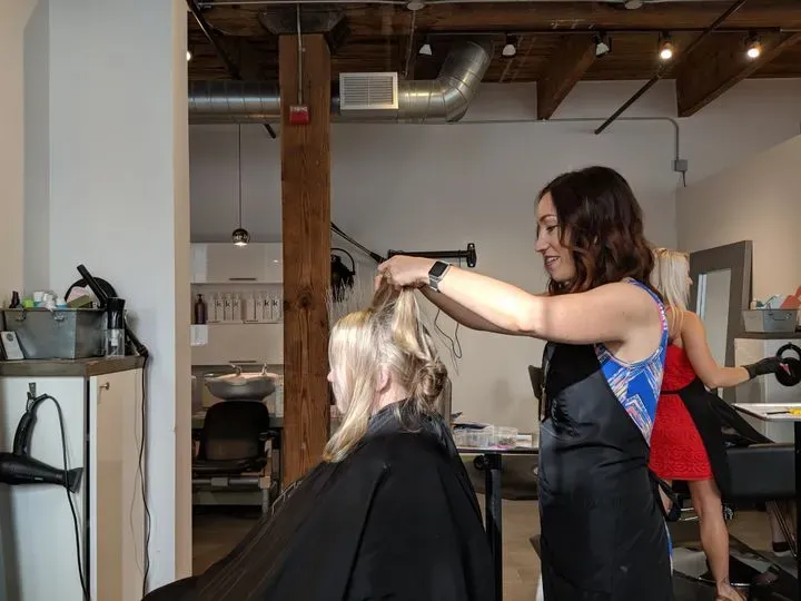 https://cdn.salonspotlight.com/photos/70UsWVDaK2w98l4SyIXh/f2864715-848f-4121-9d2a-1cace246afaa_720x720