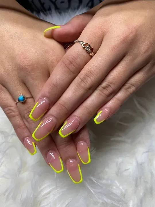 https://cdn.salonspotlight.com/photos/72CyAAn2uHIZf1tugg1X/ca0b344f-b7f5-428e-9f0c-4ac0c50fdbd6_720x720