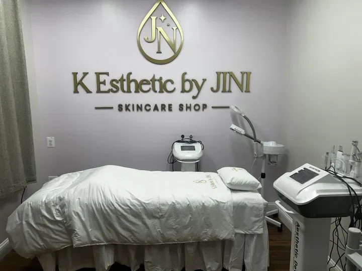 https://cdn.salonspotlight.com/photos/72H4opU6yQZRyHPVX4MM/b165273b-0976-4daf-8174-b7db91363990_720x720