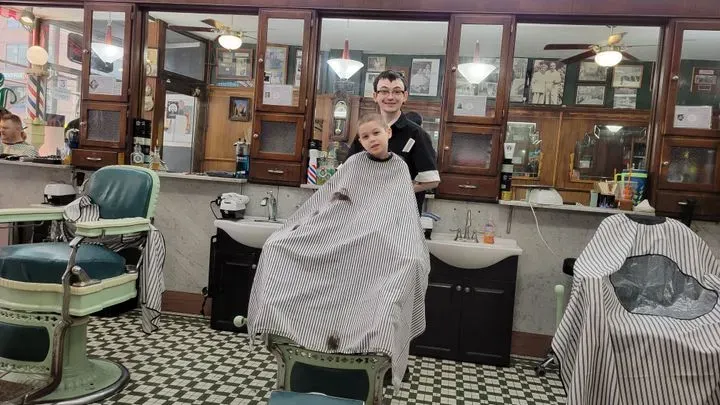 https://cdn.salonspotlight.com/photos/731zdAzGEfP0Dsq6EmeS/0a67c9b3-c269-47ed-a4b3-371e9caf3179_720x720