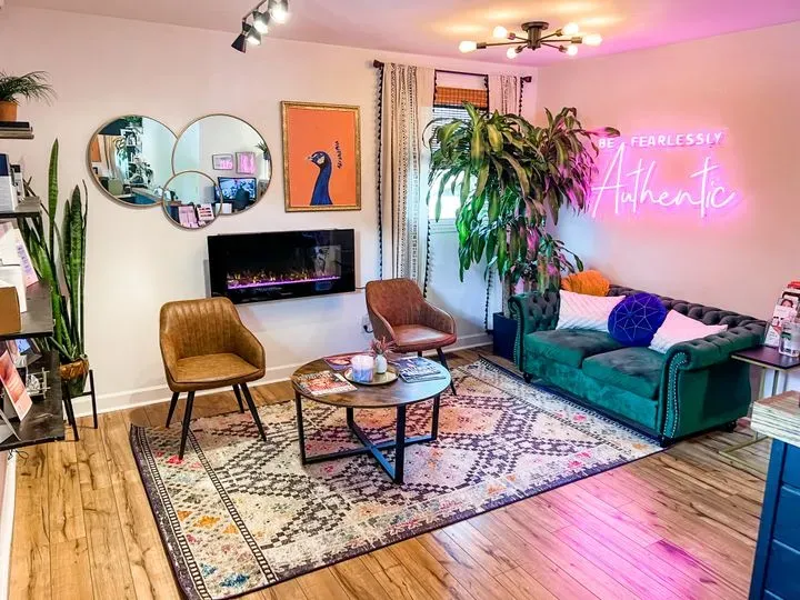 https://cdn.salonspotlight.com/photos/76xtE2WwfdlRl2vrBycU/1d6523a6-e908-48e1-9551-70dbcb2c4339_720x720
