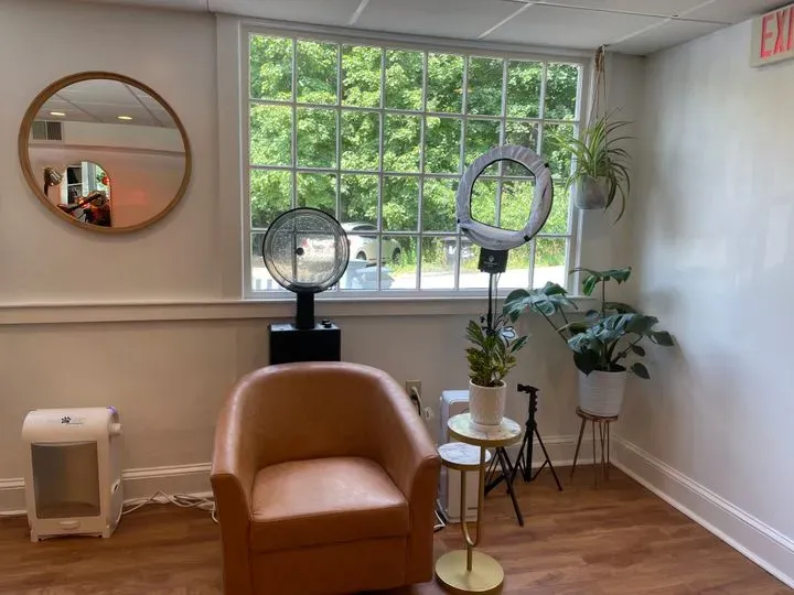 https://cdn.salonspotlight.com/photos/78uLfrwpYsEN6WTde9te/5ec48ded-76d7-4f51-94d8-36c9d2fb5a1a_720x720