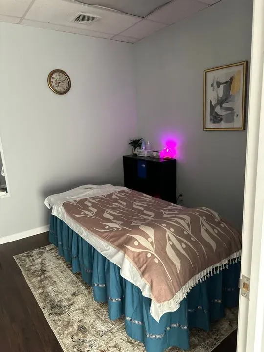 https://cdn.salonspotlight.com/photos/79W6fsokb7txbmomg47e/58aa710d-eb79-4c45-9581-57202bef5965_720x720