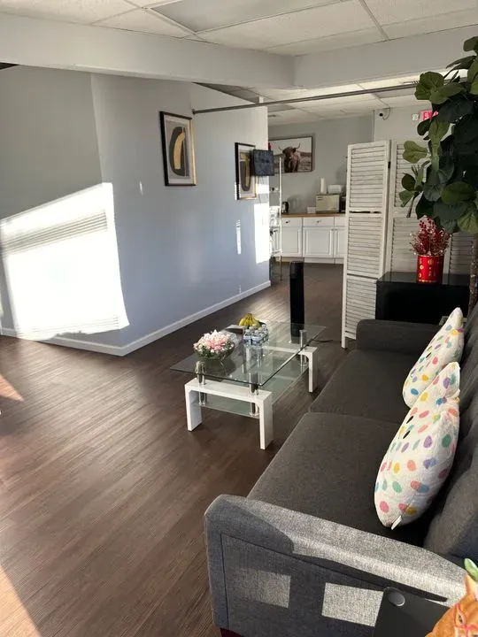 https://cdn.salonspotlight.com/photos/79W6fsokb7txbmomg47e/94a876f8-a115-439c-9124-b70cf952808d_720x720