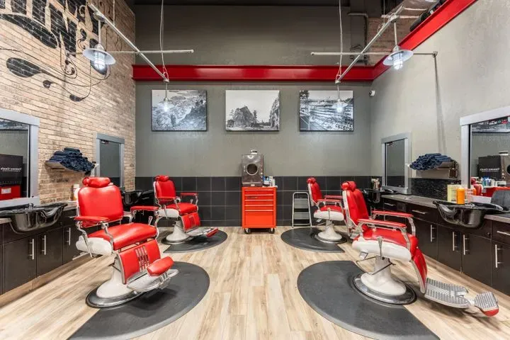 https://cdn.salonspotlight.com/photos/7DmcnEHrIqhvNOVyOZAO/1563d15b-b599-4de9-9610-3137b9c618fa_720x720