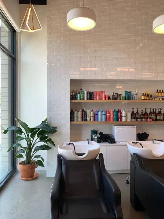 https://cdn.salonspotlight.com/photos/7ETmZV3AQMZVgho3kMU3/aabe47f4-53be-44fc-8173-b01fcd33c8b3_720x720