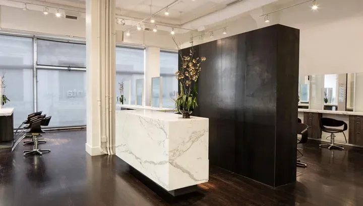 https://cdn.salonspotlight.com/photos/7EiNO9mzovLvqCbIlvG6/6c96122e-f536-4202-b0d7-3c60042ecd8c_720x720