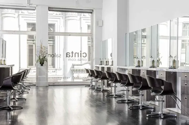 https://cdn.salonspotlight.com/photos/7EiNO9mzovLvqCbIlvG6/d5cefaf2-9f1e-4620-940f-01bad7c203d3_720x720