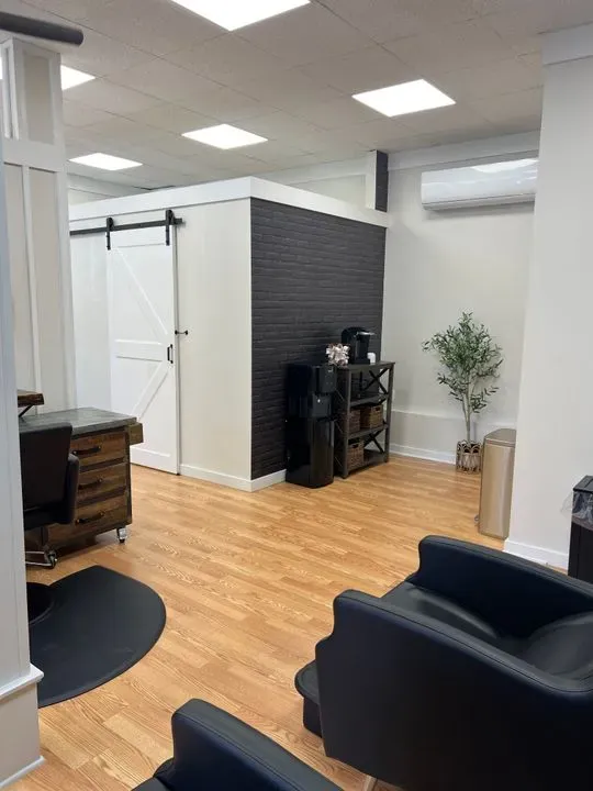 https://cdn.salonspotlight.com/photos/7HzYT3on85DzNWeJeoZ9/3917985d-40ea-4d6a-95b8-ac6b92558a30_720x720