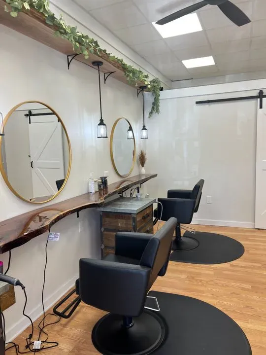 https://cdn.salonspotlight.com/photos/7HzYT3on85DzNWeJeoZ9/64bc6345-33b7-4a3a-8884-aba5f847be7d_720x720
