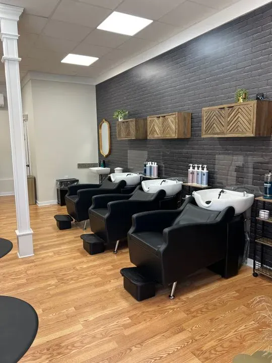 https://cdn.salonspotlight.com/photos/7HzYT3on85DzNWeJeoZ9/6c336f9c-3b2d-40eb-86da-be890aaf9c3e_720x720