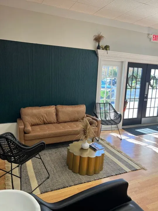 https://cdn.salonspotlight.com/photos/7HzYT3on85DzNWeJeoZ9/74393954-41eb-40d1-9633-a253c910f18a_720x720