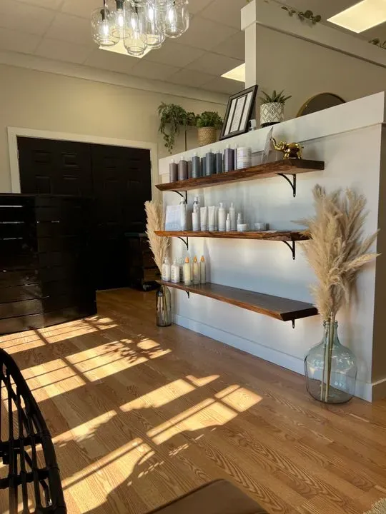 https://cdn.salonspotlight.com/photos/7HzYT3on85DzNWeJeoZ9/98271727-381b-47b6-b1ed-8766e32bc25b_720x720