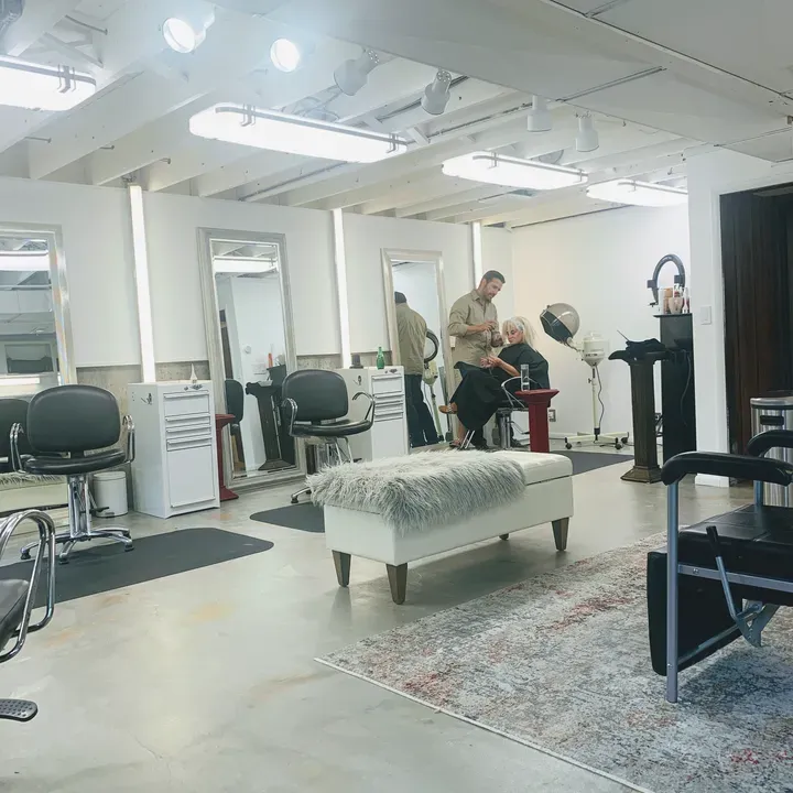 https://cdn.salonspotlight.com/photos/7N1pdLKYV1E9DNQzbTYL/26e550fa-0c86-478e-bf27-40ea018e2928_720x720