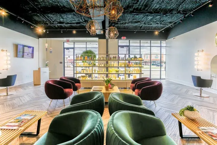 https://cdn.salonspotlight.com/photos/7NYoOdf2IQpudXPUewGx/2991ba29-88b1-4e79-b8ff-027eefdb95cc_720x720