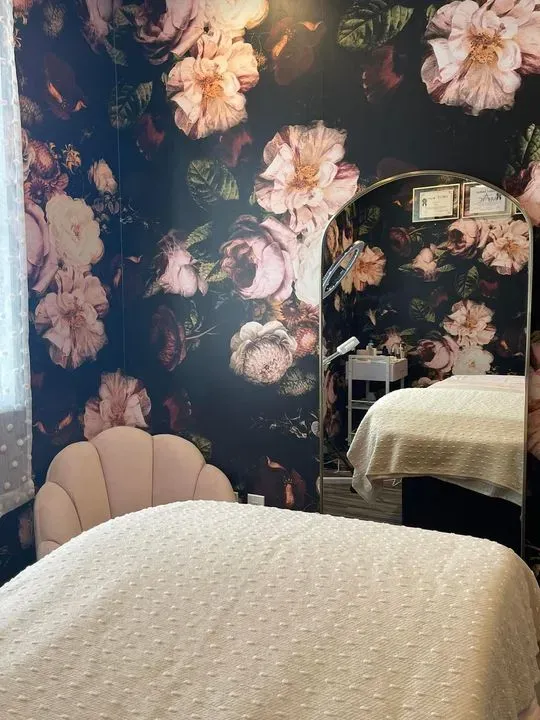 https://cdn.salonspotlight.com/photos/7Na3A0hszsSdq2YzVkSH/2424a311-c7f7-4cb9-b01b-1cb58790528c_720x720