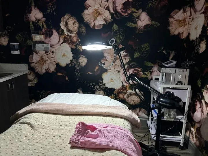 https://cdn.salonspotlight.com/photos/7Na3A0hszsSdq2YzVkSH/622344c7-6dfe-47c9-aaba-f5fee958d99f_720x720