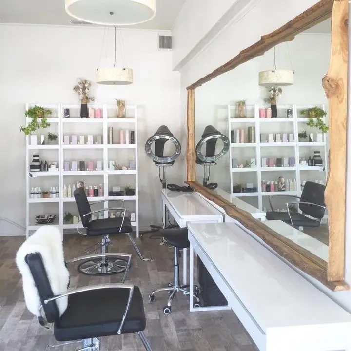 https://cdn.salonspotlight.com/photos/7PZYROwYg4b9DiigqmSJ/73cc883e-9c9f-4362-b35b-df4b8afe14e5_720x720