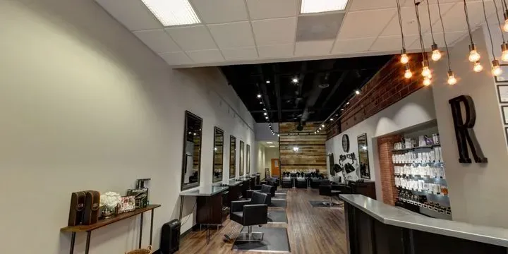 https://cdn.salonspotlight.com/photos/7QrqFzBuH2Pv2aRVCJtT/26778761-589c-4b33-b574-50b155a53468_720x720