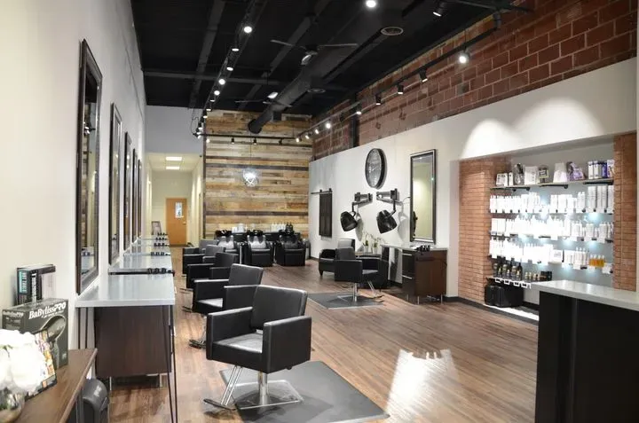 https://cdn.salonspotlight.com/photos/7QrqFzBuH2Pv2aRVCJtT/385ddd4e-a407-4aaa-80bc-80bf0c91993c_720x720