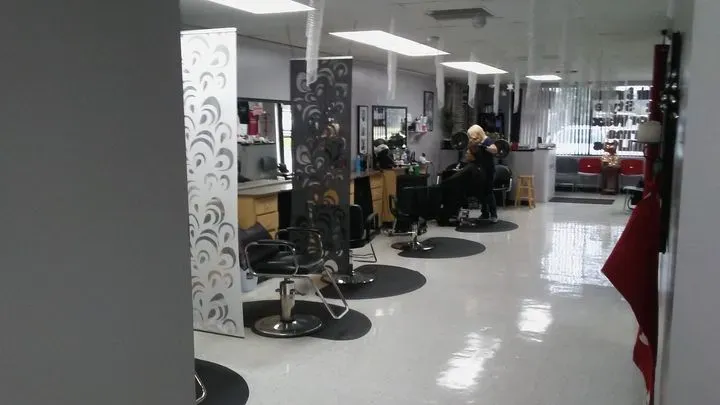 https://cdn.salonspotlight.com/photos/7S4aMH5qXgGP5VOaTQfc/9b374e6b-2b7d-487b-b17d-3df809147a2c_720x720