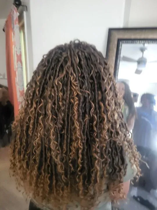 https://cdn.salonspotlight.com/photos/7T1VfOwMoWkp96WSuIM5/f64c1bc2-7497-48b7-9728-bd17dd03b8e0_720x720