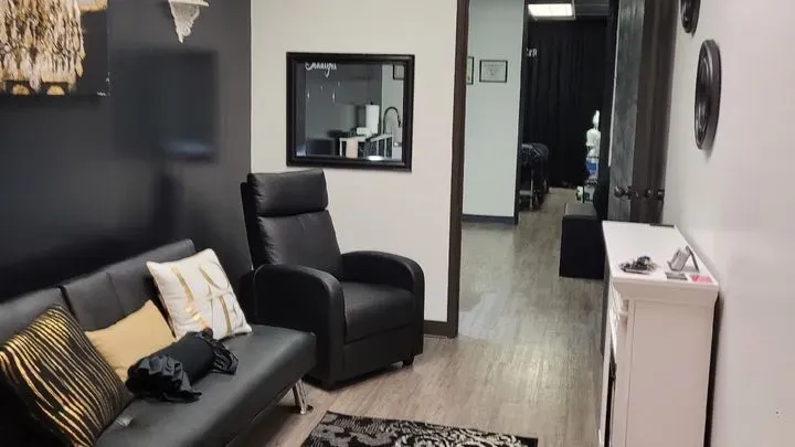 https://cdn.salonspotlight.com/photos/7TuL6qYiLdLuyRJLyT9a/5370761e-48bc-4b61-9f6a-a85705af6d65_720x720