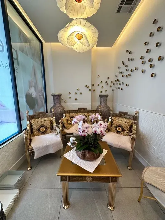 https://cdn.salonspotlight.com/photos/7WA7JdkFruU1sFcgmBzZ/cf0147b5-06e9-4cf1-bab1-33ff5a53cb1a_720x720