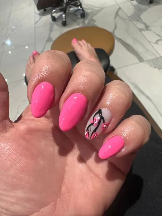 https://cdn.salonspotlight.com/photos/7Wmdne9HKWMlp1zaXvnR/e8db30ae-0ba1-49e5-a632-a446373abf1c_720x720