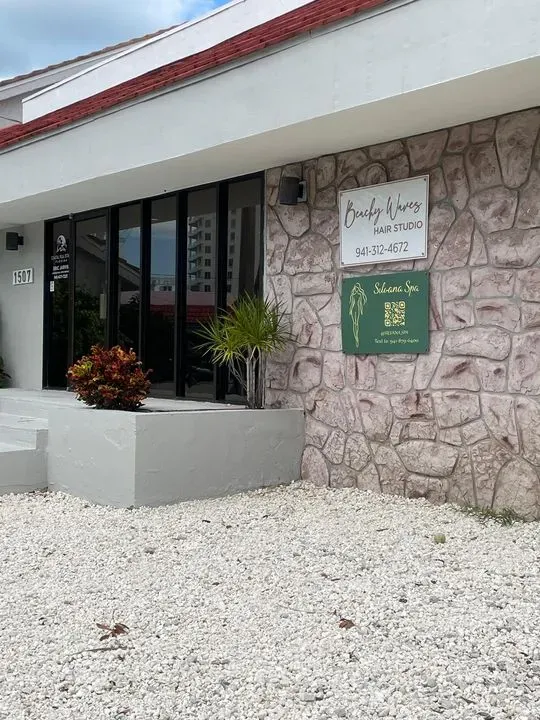 https://cdn.salonspotlight.com/photos/7Wo47C707Co2nm5SQCRO/5ca9d708-27d0-4537-8285-06237236c25f_720x720