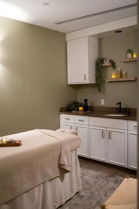 https://cdn.salonspotlight.com/photos/7YmEBsvJYGd1DWZbOMa3/ec2ccfe5-64fa-4ef7-81cb-7eb677af7ebd_720x720