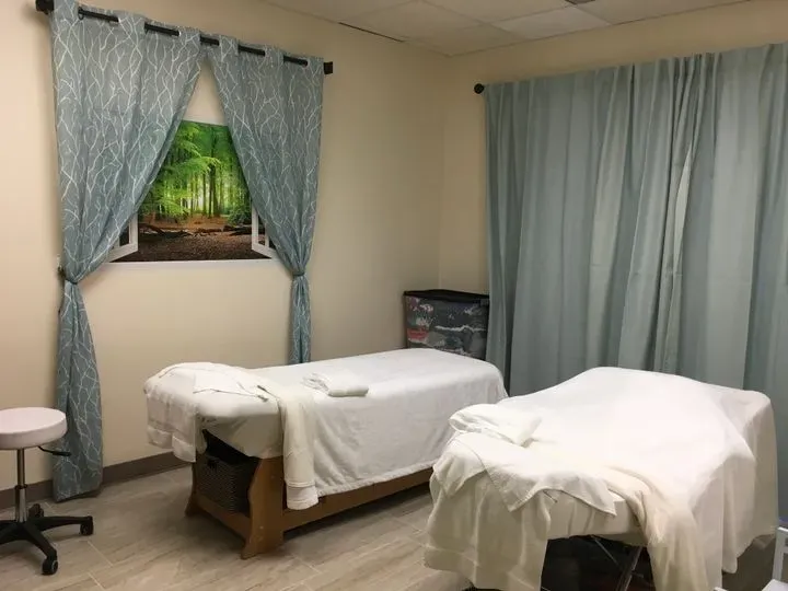https://cdn.salonspotlight.com/photos/7cxHeALjZF0dvVBQi9Jm/b6823be2-88e5-45b2-aab8-399f1476e6b1_720x720