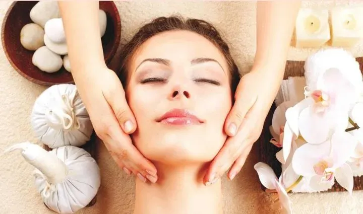 https://cdn.salonspotlight.com/photos/7cxHeALjZF0dvVBQi9Jm/e4168d98-5f60-4965-b2c9-6fef858b6a79_720x720