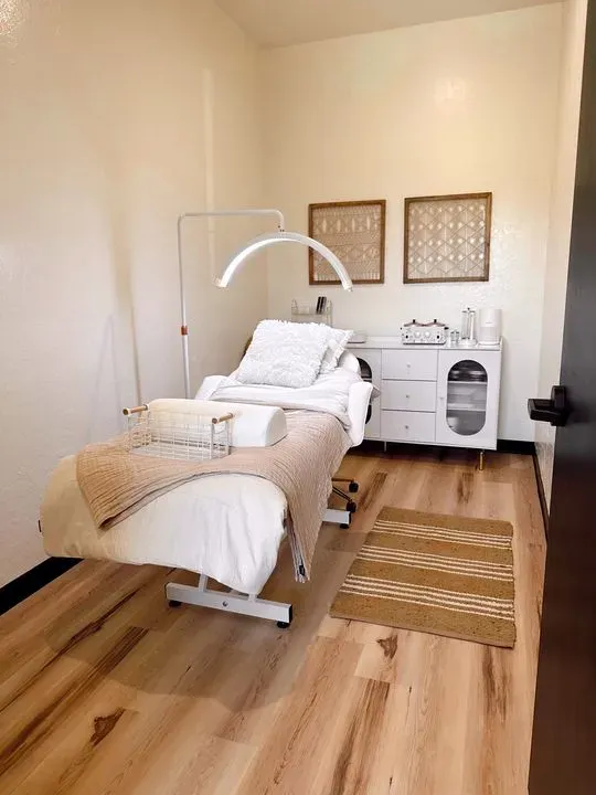 https://cdn.salonspotlight.com/photos/7dRZYF0INMcFypG85JQY/a7054819-e33f-482e-8e19-3fa0a025a151_720x720