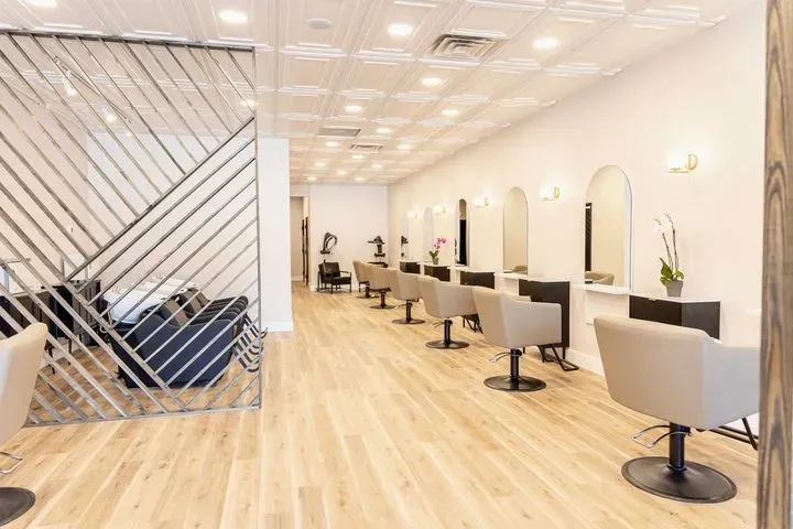 https://cdn.salonspotlight.com/photos/7danxGbHYt7RnQP8eui3/66a401b5-affe-4ae2-bc76-da97285081d5_720x720