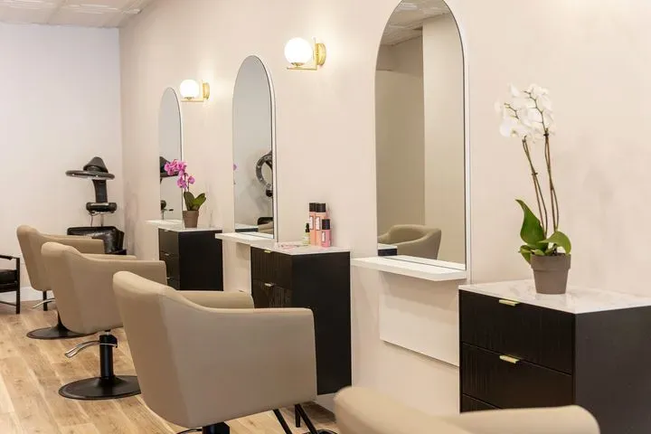 https://cdn.salonspotlight.com/photos/7danxGbHYt7RnQP8eui3/a55f0879-1f72-478e-8b4e-65a2a77574e2_720x720