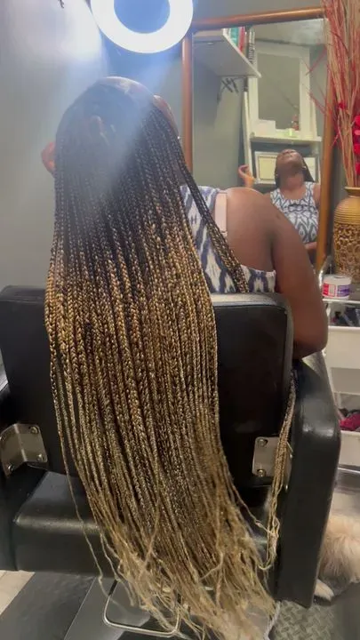 https://cdn.salonspotlight.com/photos/7mbyGP3i4OmhEUixUtdM/ba025029-14c9-4fc0-90a7-424824f6df03_720x720