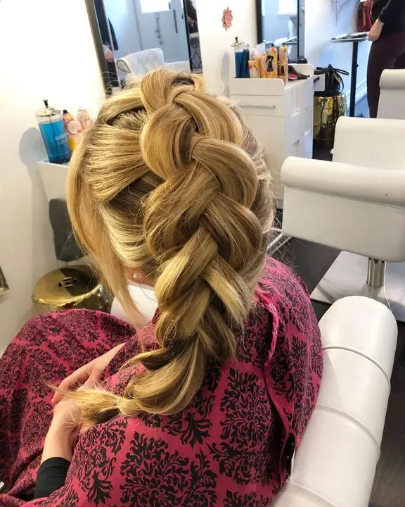https://cdn.salonspotlight.com/photos/7mwIcJ1lb2VcGJKdgeXs/3192388e-2560-4405-802d-751c4d390c82_720x720