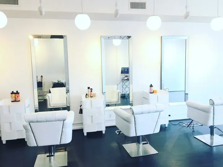 https://cdn.salonspotlight.com/photos/7mwIcJ1lb2VcGJKdgeXs/d941f4a3-b47d-4701-9287-c4aba5d39cc2_720x720