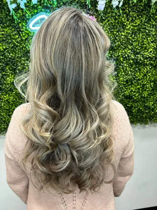 https://cdn.salonspotlight.com/photos/7oNDlYMvyU2jSh5pznDB/4e05d736-a2f6-4dbb-9cf1-ef9a744673f2_720x720