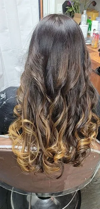https://cdn.salonspotlight.com/photos/7oRaeVoSeujYgjyLOkid/52418ef6-f269-48b4-8900-7bca8c7eb2ae_720x720