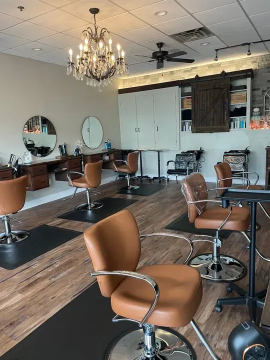 https://cdn.salonspotlight.com/photos/7roZIiLKp19QWKx9OMws/7b4bb322-050e-4977-b859-bac676d6591a_720x720
