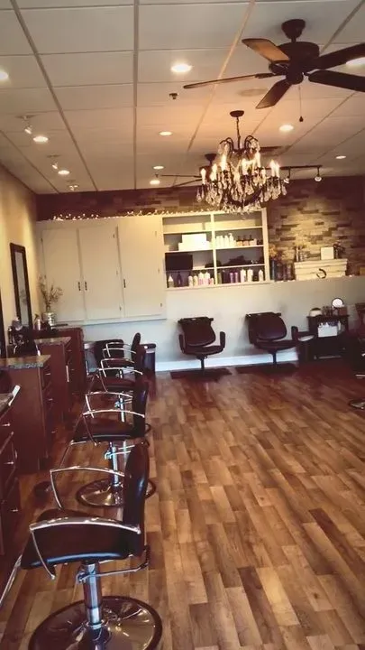 https://cdn.salonspotlight.com/photos/7roZIiLKp19QWKx9OMws/f4014b0b-e611-4075-938d-2d192575d2de_720x720