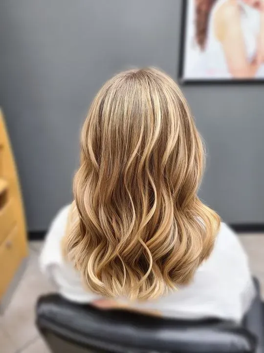 https://cdn.salonspotlight.com/photos/7sNy06RqD2Z0yb7zOj1O/60638025-03fb-4bdf-b794-c4c234df0473_720x720