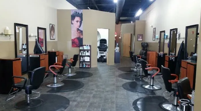 https://cdn.salonspotlight.com/photos/7tCpS4dzL3pHUftvkVq4/137c10a6-94f8-4e04-9673-9e1296142af9_720x720
